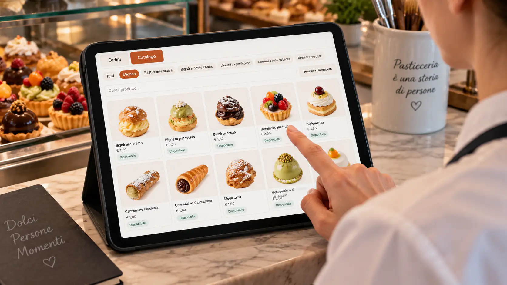 Catalogo DolciOnline visualizzato su un tablet al banco